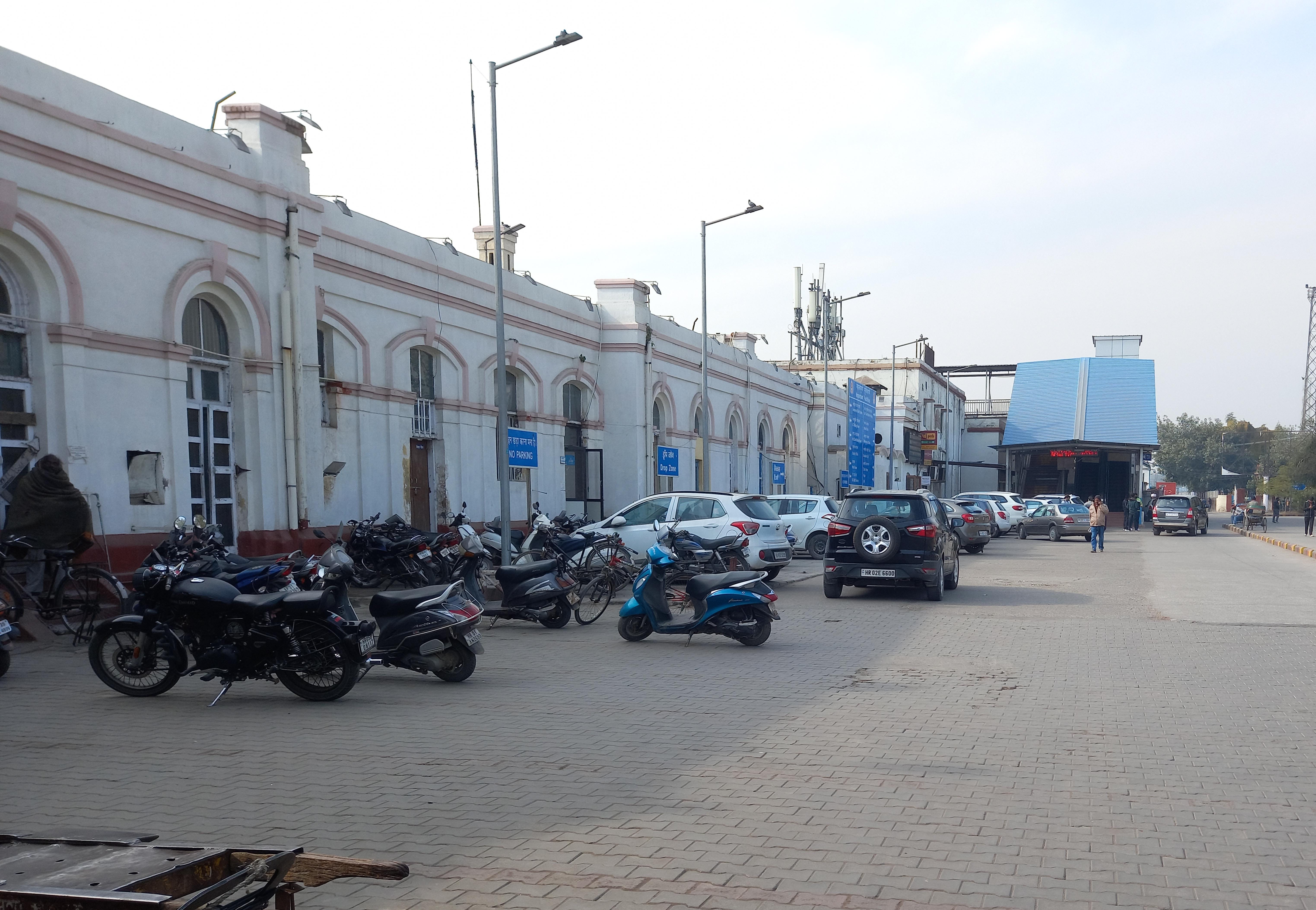नो पार्किंग जोन में खड़े रेलवे केमचारियों के वाहन