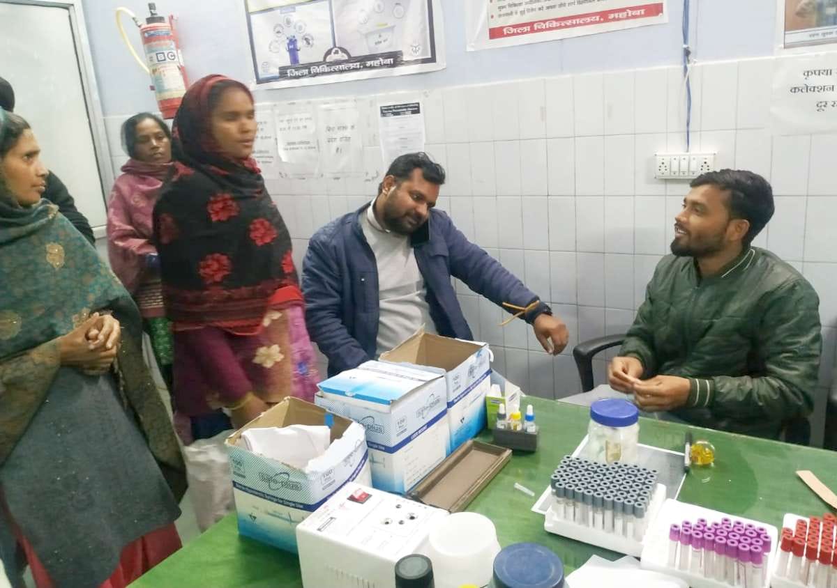 लैब में सैंपल लेता स्वास्थ्य कर्मी। लैब में सैंपल लेता स्वास्थ्य कर्मी।