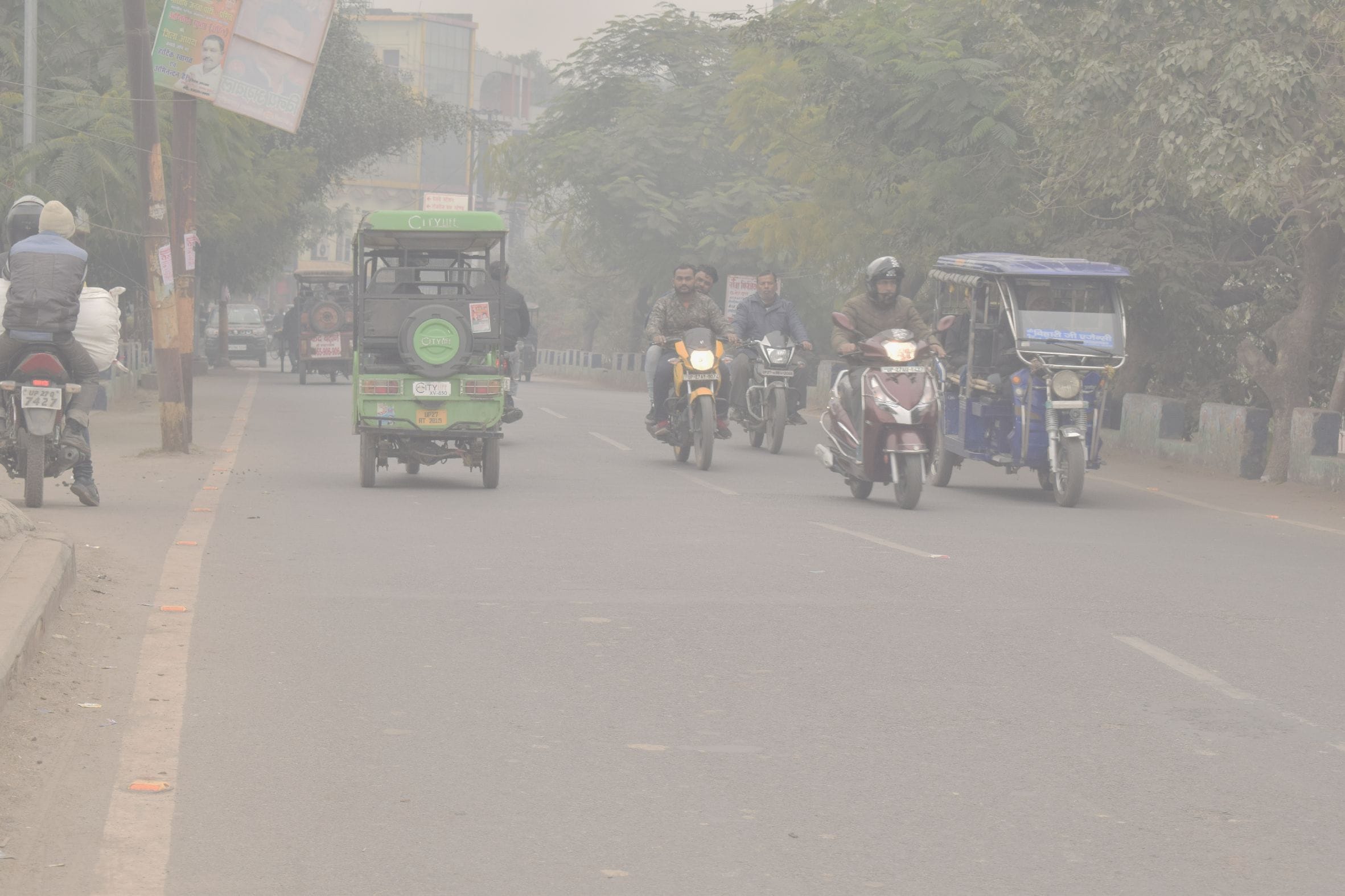शाहजहांपुर में कोहरे के दौरान वाहन की लाइट जलाकर निकलते लोग  । संवाद