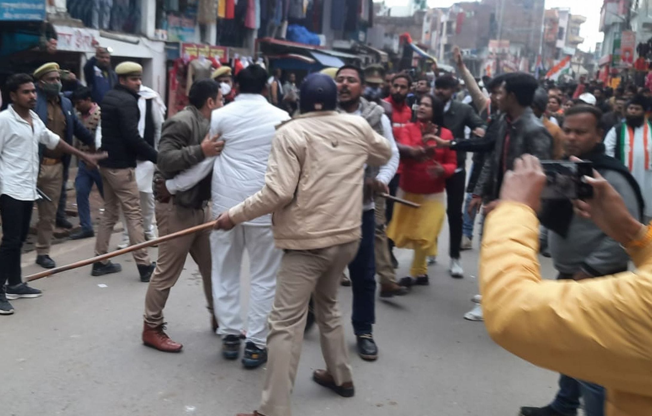 19 : अमेठी : कांग्रेसियों को पीड़ित के घर जाने से रोकते पुलिस कर्मी। -संवाद