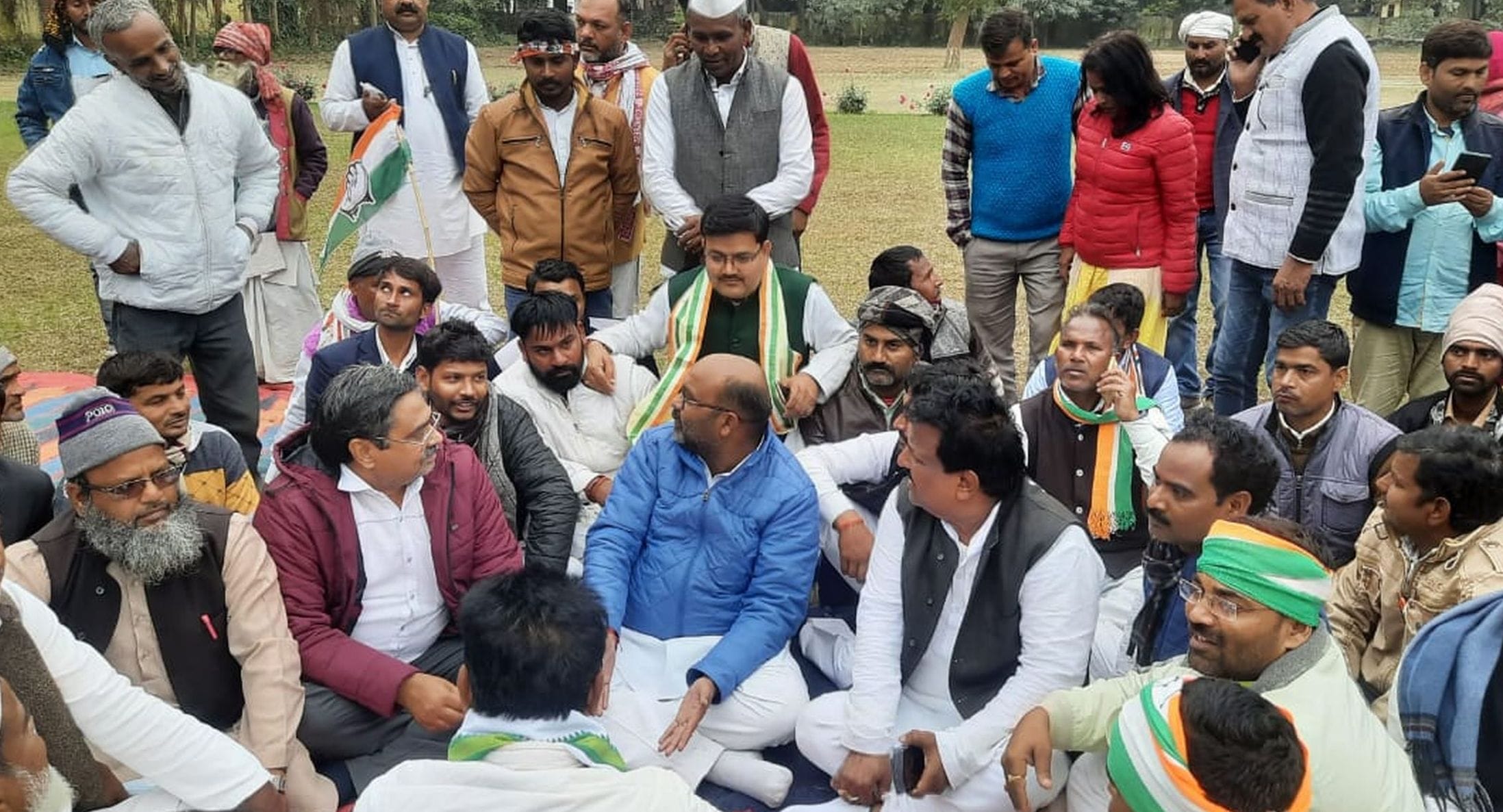 20 : अमेठी : ककवा रोड स्थित पुलिस लाइन में अभिरक्षा के दौरान कार्यकर्ताओं के साथ जमीन पर बैठे प्रदेश 