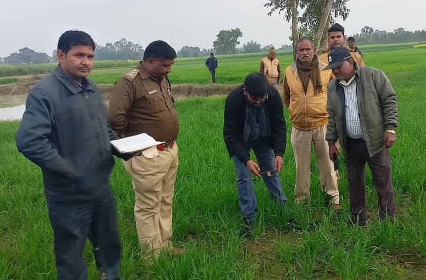 फोटो-26-पंजों के निशान देखते विभाग के कर्मी। संवाद