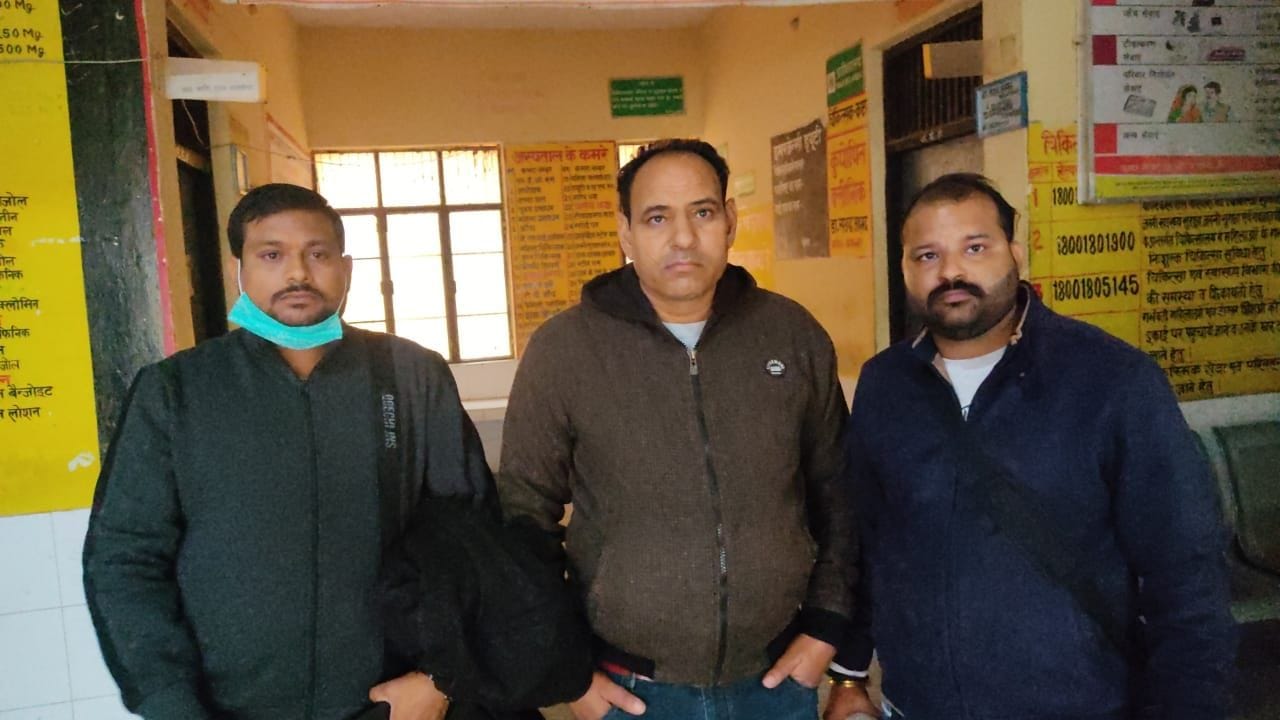 फोटो-29एयूआरपी-15- पंकज के साथ सफर करने वाले परिजन व मित्र। संवाद