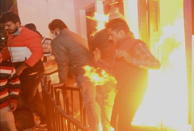 Prayagraj News :  फायरिंग के बाद आरोपी के घर में लगाई आग।