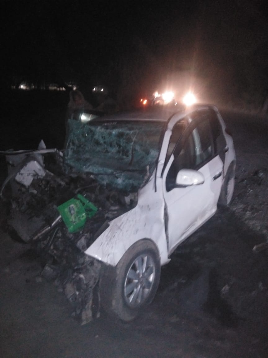 ट्रक की टक्कर से श्रतिग्रस्त कार। ट्रक की टक्कर से श्रतिग्रस्त कार।