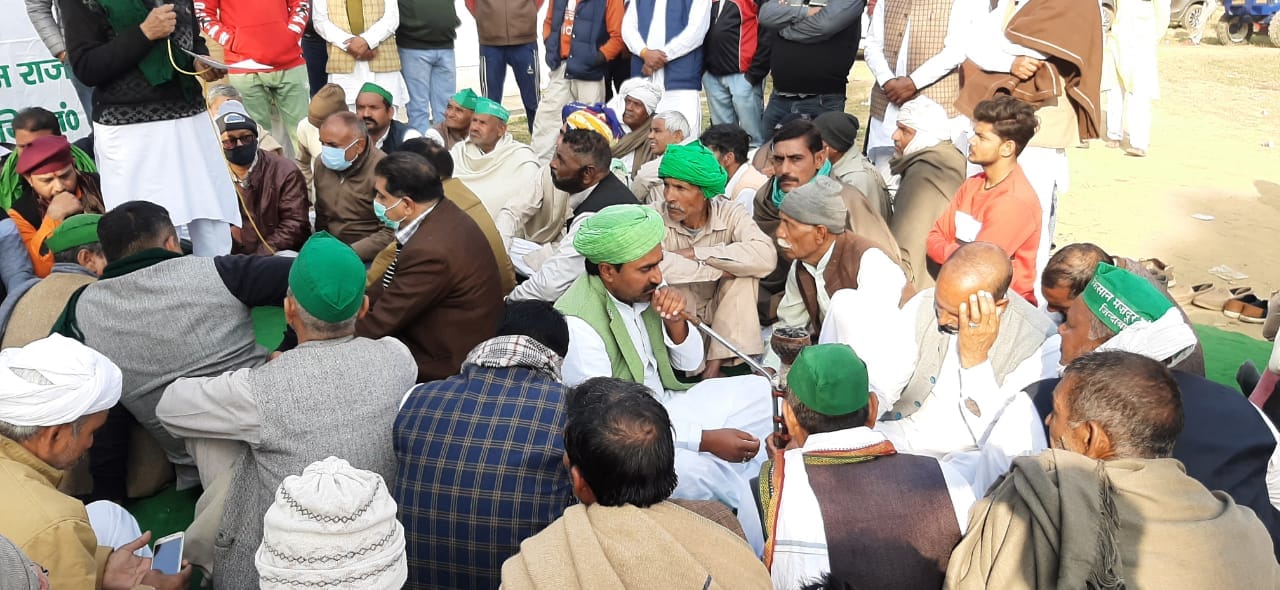 धरने में हुक्का गुडगुडाते राष्ट्रीय अध्यक्ष पूरण सिंह