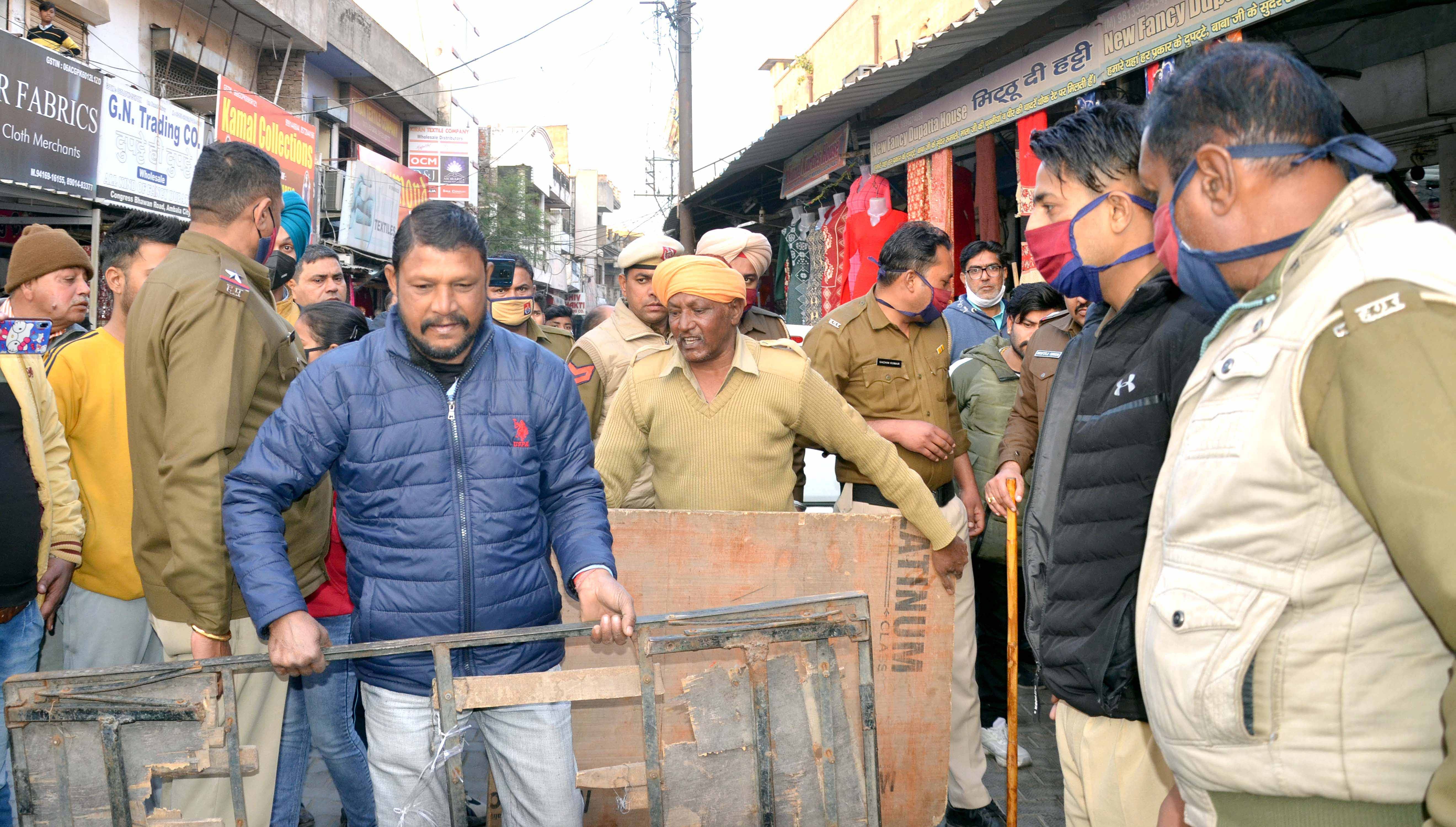 अंबाला सिटी कपड़ा मार्केट में निगम कार्रवाई के दौरान दुकानों से अतिक्रमण हटाते निगमकर्मी। अंबाला सिटी कपड़ा मार्केट में निगम कार्रवाई के दौरान दुकानों से अतिक्रमण हटाते निगमकर्मी।