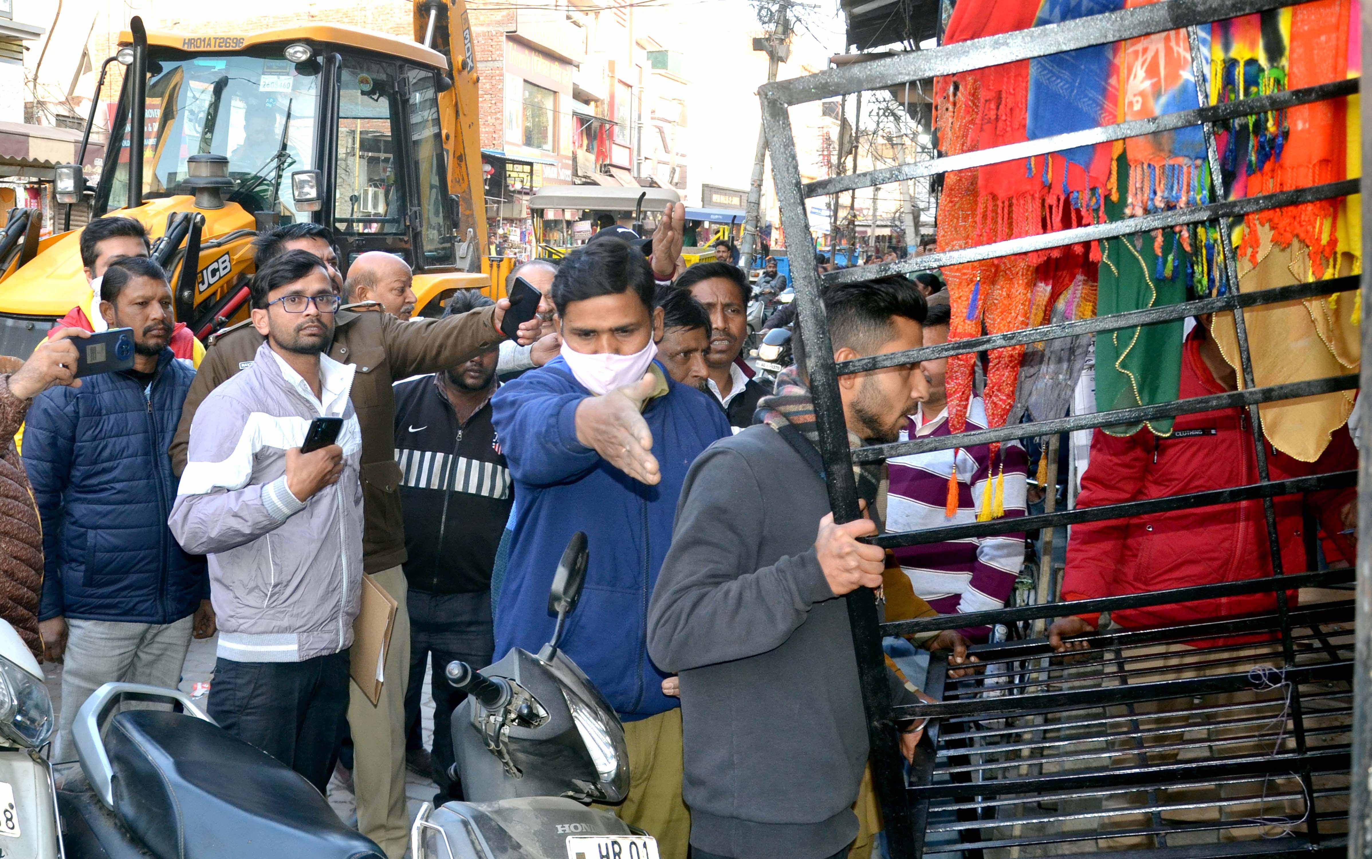अंबाला सिटी कपड़ा मार्केट निगम की ओर से की गई कार्रवाई के दौरान दुकानों से अतिक्रमण हटाते निगमकर? अंबाला सिटी कपड़ा मार्केट निगम की ओर से की गई कार्रवाई के दौरान दुकानों से अतिक्रमण हटाते निगमकर?
