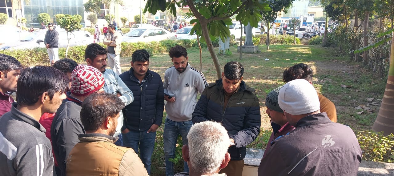 सामान्य अस्पताल में शव गृह के बाहर पंचनामा करवाते हुए जांच अधिकारी पवन कुमार। सामान्य अस्पताल में शव गृह के बाहर पंचनामा करवाते हुए जांच अधिकारी पवन कुमार।