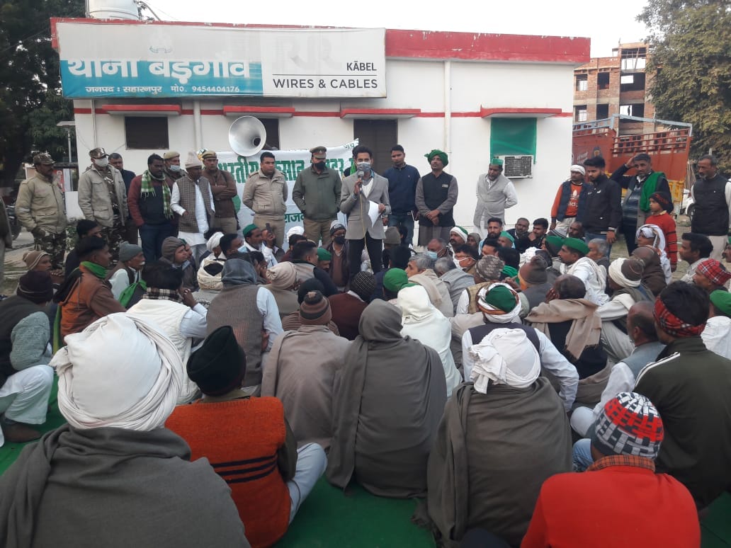 धरनारत किसानों को संबोधित करते एसडीएम
