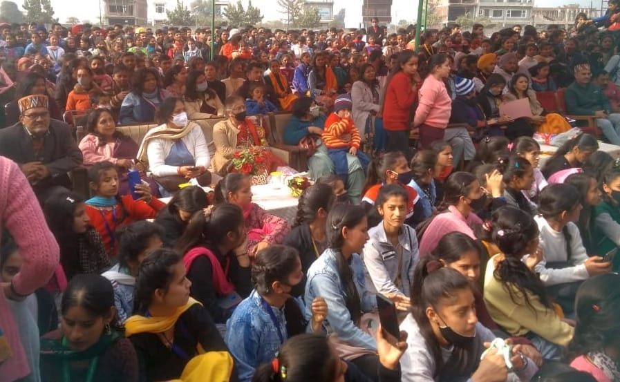 पांवटा साहिब कालेज में नृत्य प्रतियोगिता के दौरान मौजूद विद्यार्थी व स्टाफ सदस्य।