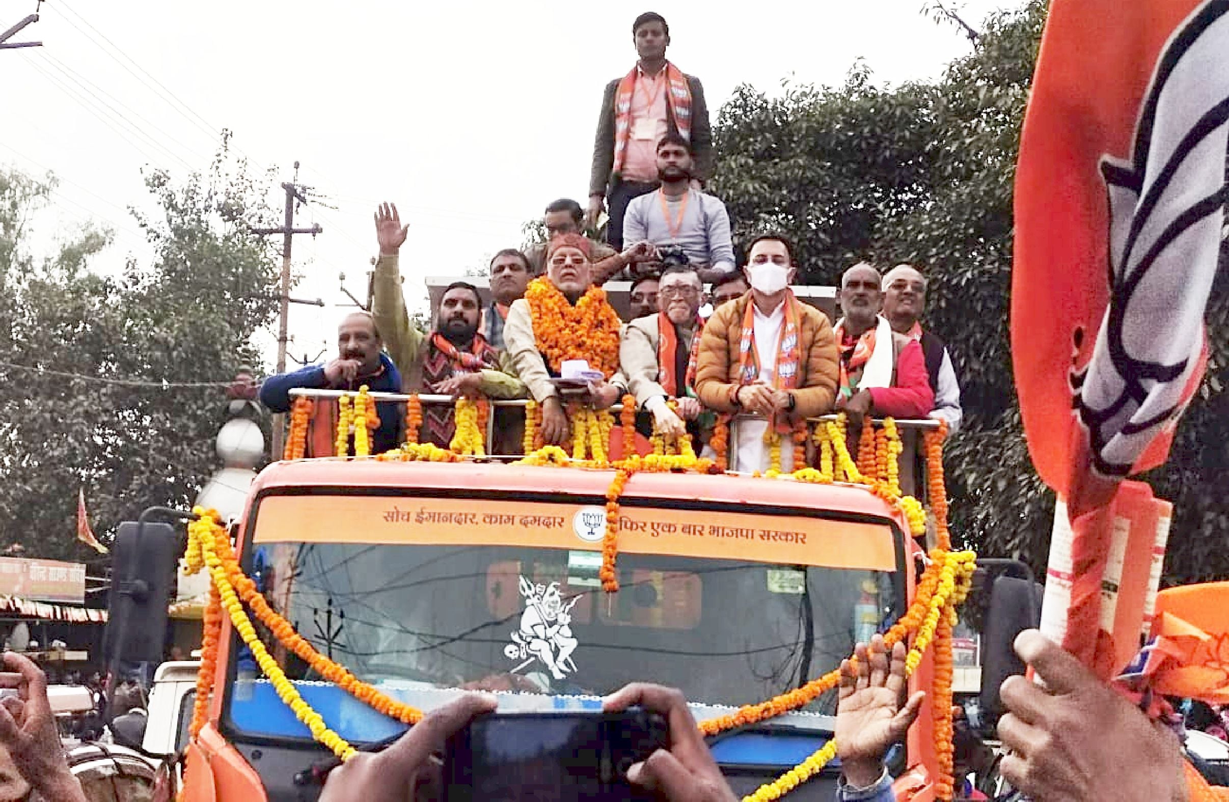 शाहजहांपुर के कांट कस्बे में भाजपा की जन विश्वास यात्रा के प्रचार रथ पर सवार पूर्व केंद्रीय मंत्? शाहजहांपुर के कांट कस्बे में भाजपा की जन विश्वास यात्रा के प्रचार रथ पर सवार पूर्व केंद्रीय मंत्?