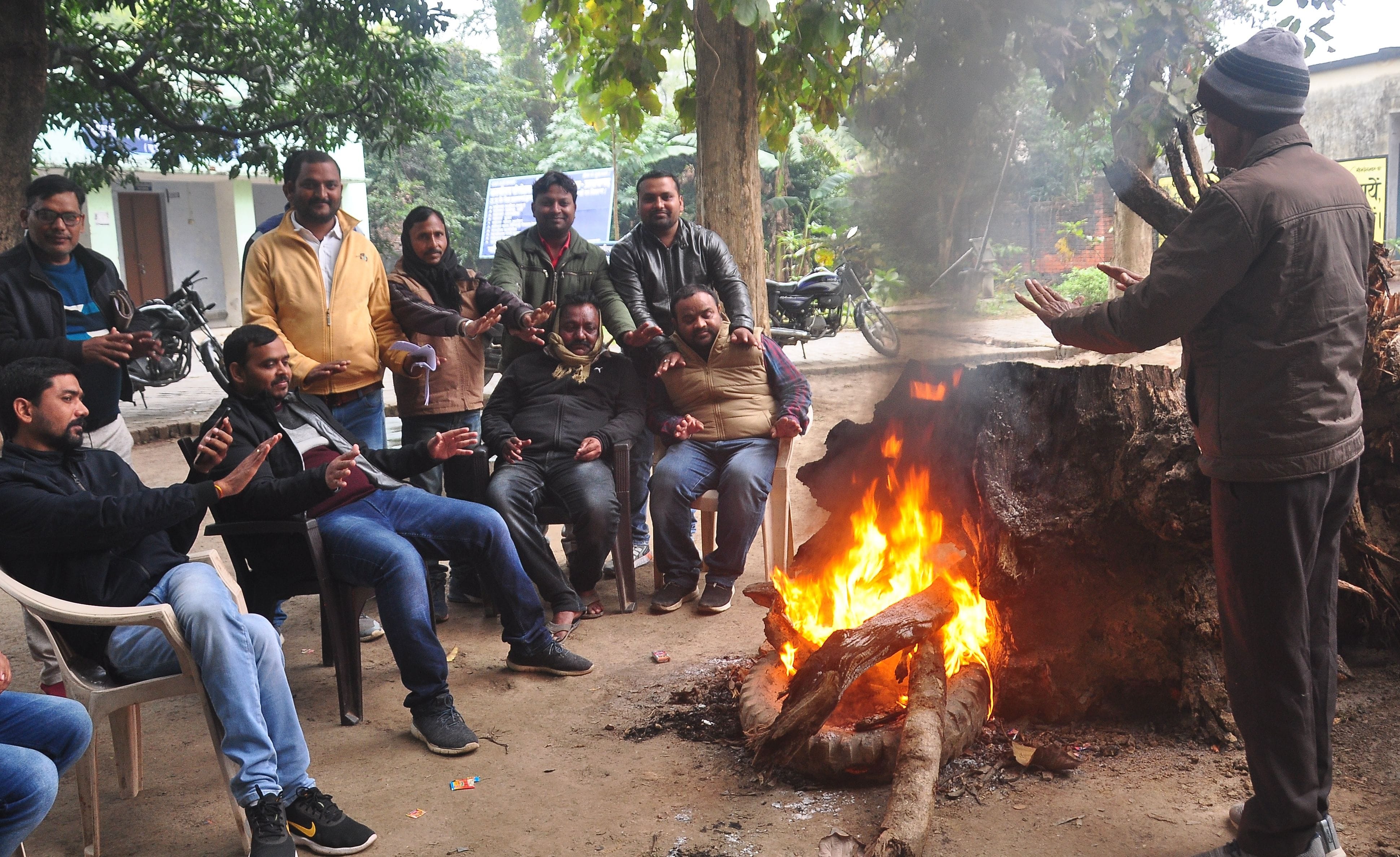 कड़ाके की ठंड में सदर ब्लाक में अलाव जलाकर बैठे कर्मचारी व पंचायत प्रतिनिधि। संवाद