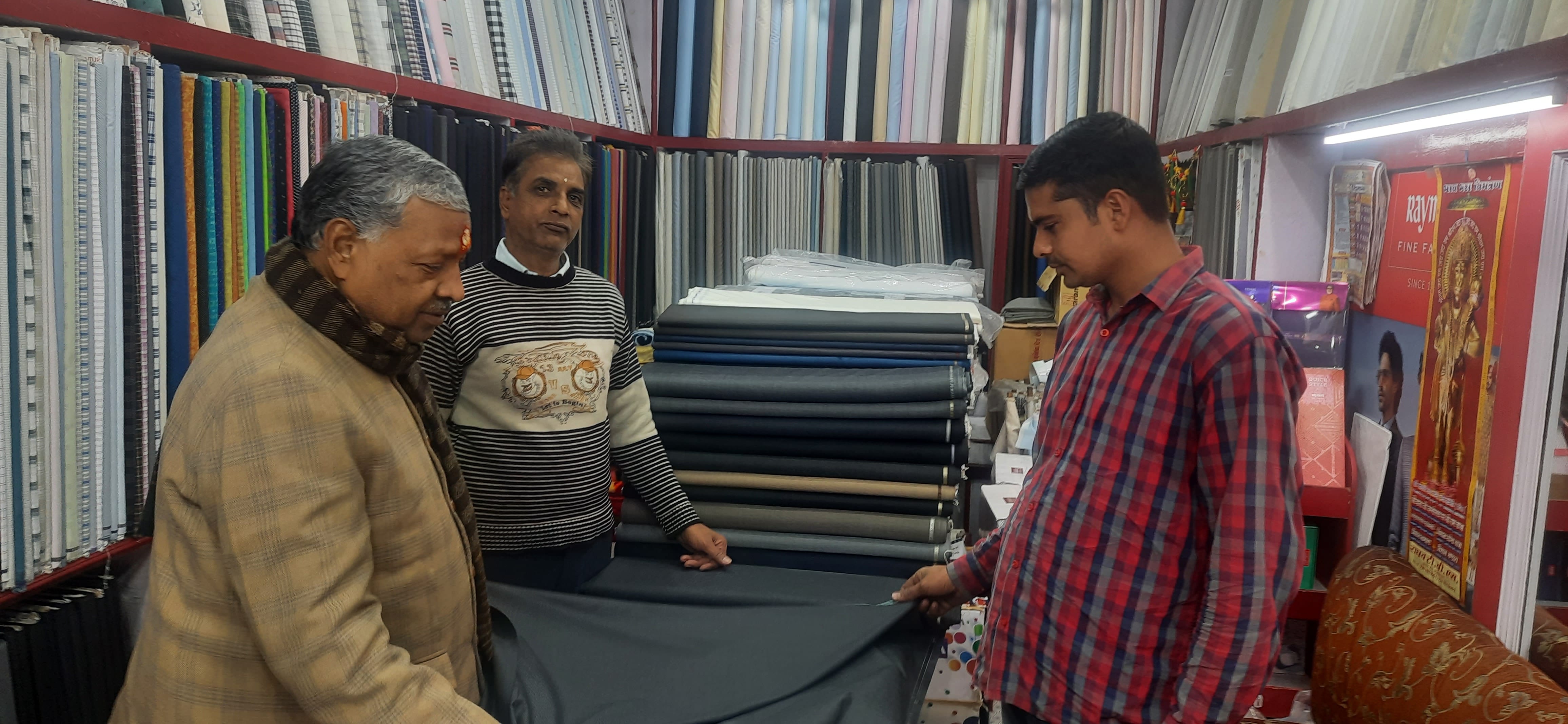 एसडी मार्केट में कपड़े खरीदते ग्राहक