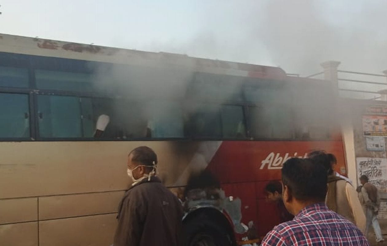 इंद्रलोक कालोनी में खड़ी बस में लगी आग संवाद इंद्रलोक कालोनी में खड़ी बस में लगी आग संवाद