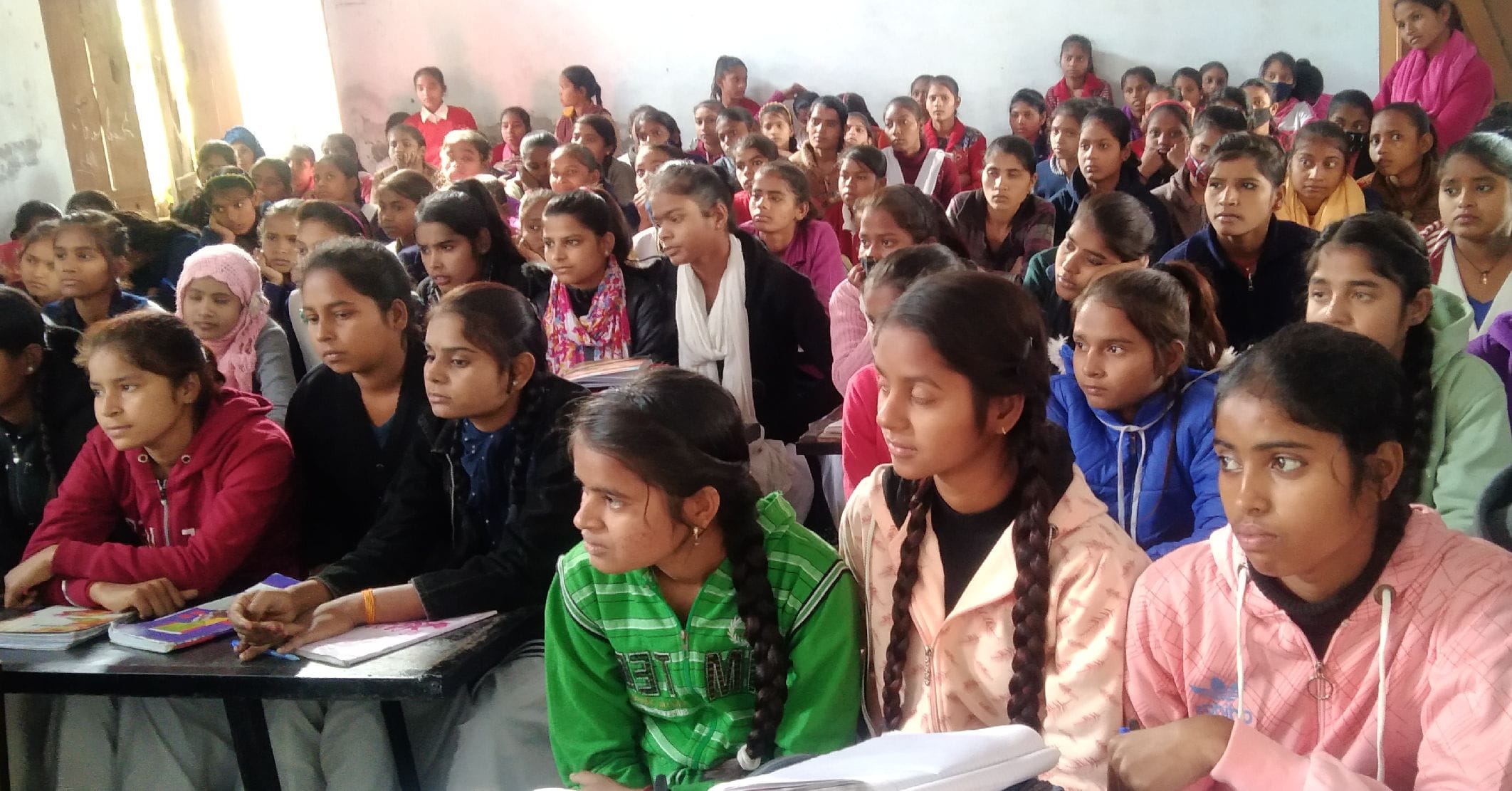 तिलहर के आर बी एम इंटर कॉलेज में अपराजिता कार्यक्रम में उपस्थित छात्राएं । संवाद तिलहर के आर बी एम इंटर कॉलेज में अपराजिता कार्यक्रम में उपस्थित छात्राएं । संवाद