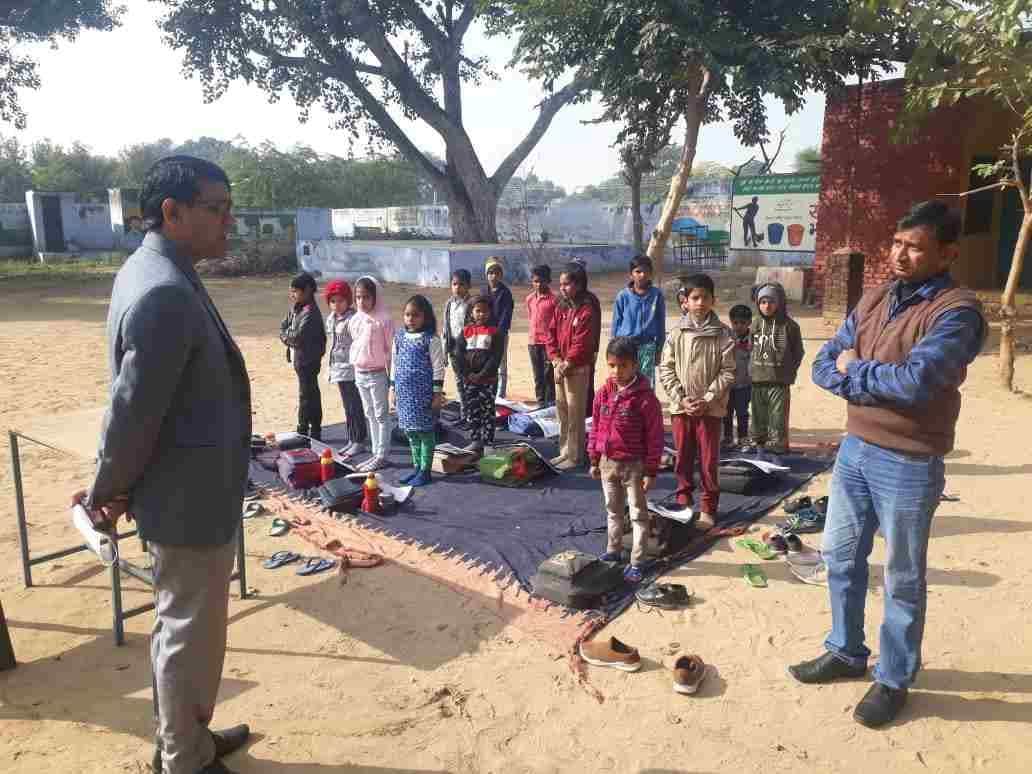 औचक निरीक्षण के दौरान स्कूल में बच्चों से बात करते एसडीएम मनोज कुमार । संवाद औचक निरीक्षण के दौरान स्कूल में बच्चों से बात करते एसडीएम मनोज कुमार । संवाद