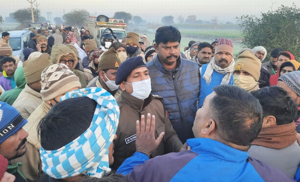धौलाना में व्यापारी की हत्या होने के बाद सड़क पर जाम लगाते लोग संवाद