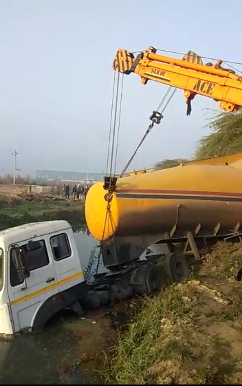 वाहन को निकालते हुए। वाहन को निकालते हुए।