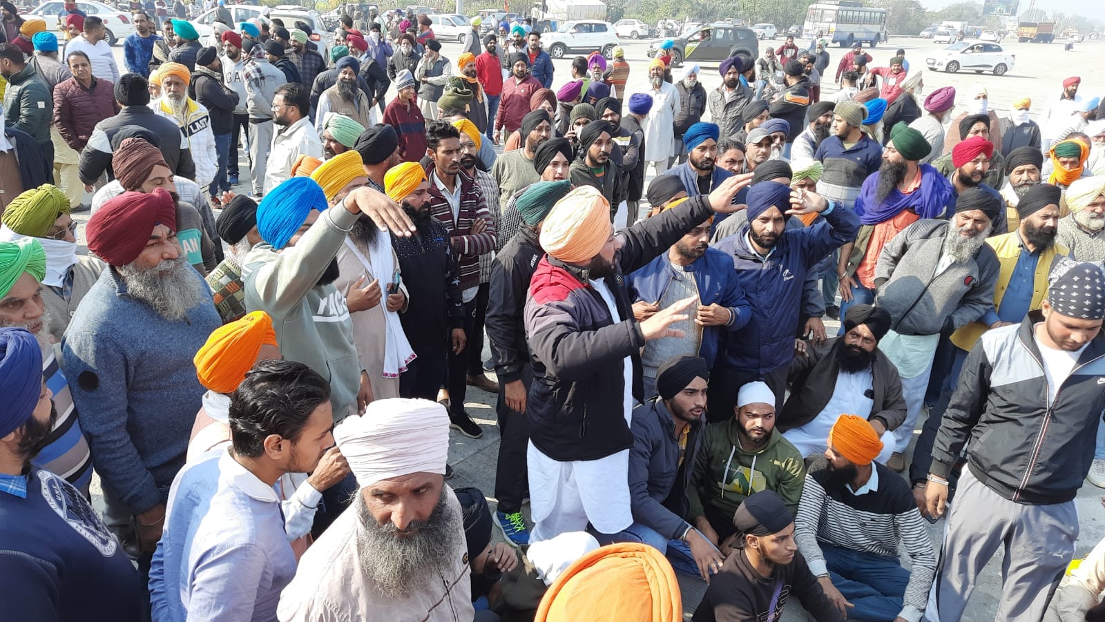 टोल प्लाजा बंद कर जाम लगाते सिख समुदाय के लोग  संवाद