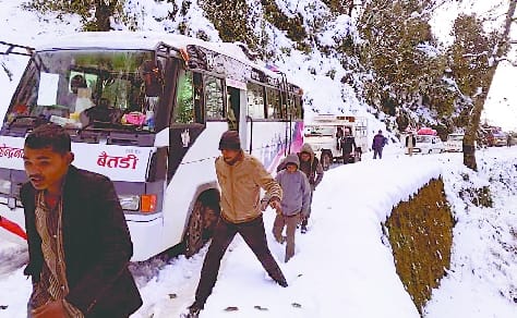 धनगढ़ी (नेपाल) में डडेलधुरा जाने वाले रास्ते पर बर्फ जमने के कारण खड़े वाहन।