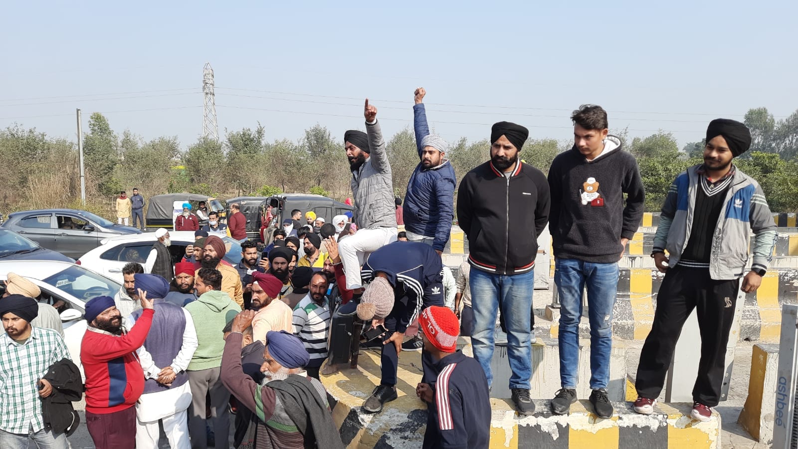 राष्ट्रीय राजमार्ग पर हंगामा करते नाराज लोग। संवाद