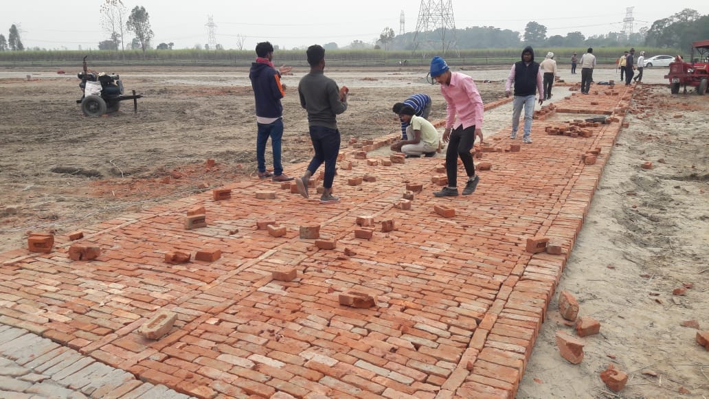 खेड़ी राजपूतान गांव में हेलिपैड निर्माण करते मजदूर।