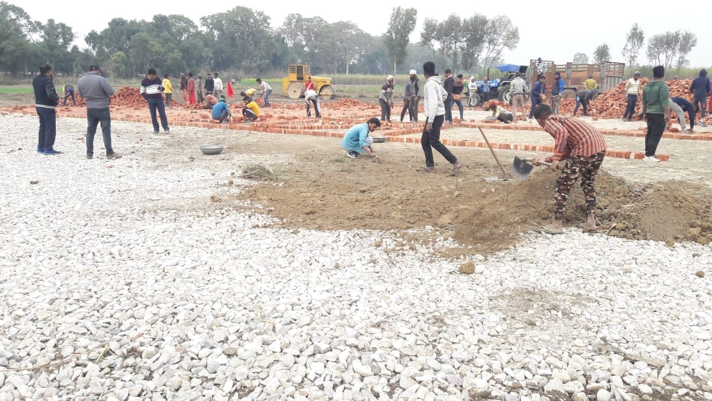 खेड़ी राजपूतान गांव में हेलिपैड निर्माण करते मजदूर।