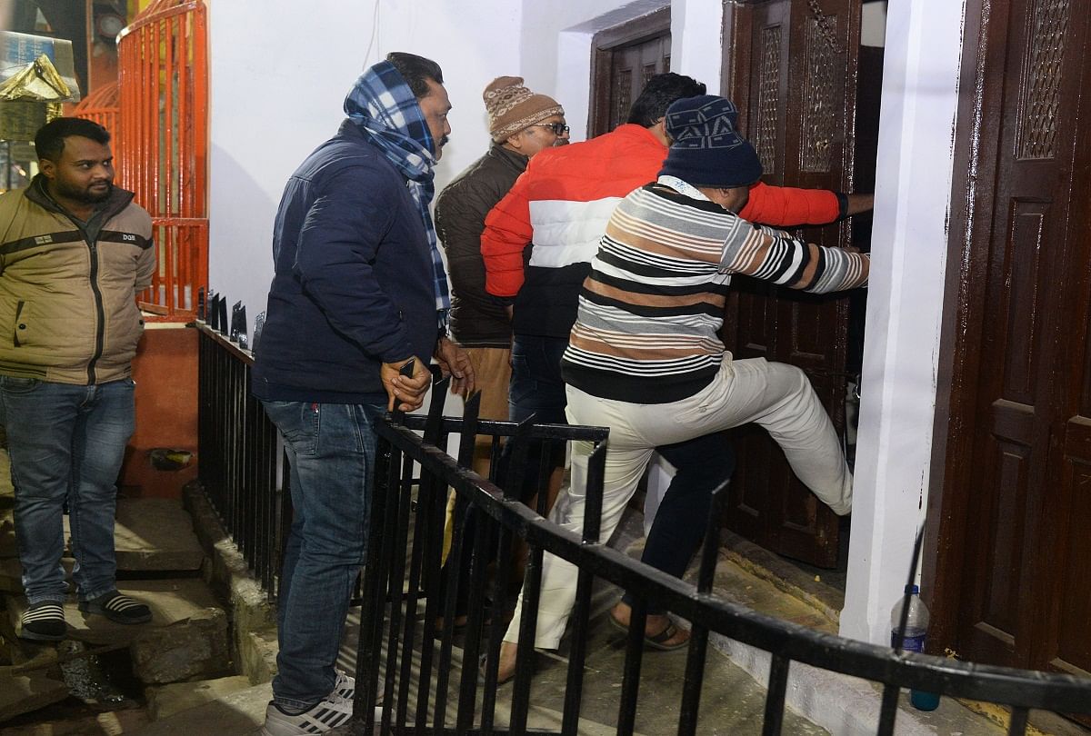Prayagraj News :  आरोपी के घर पर तोड़फोड़ करते लोग।