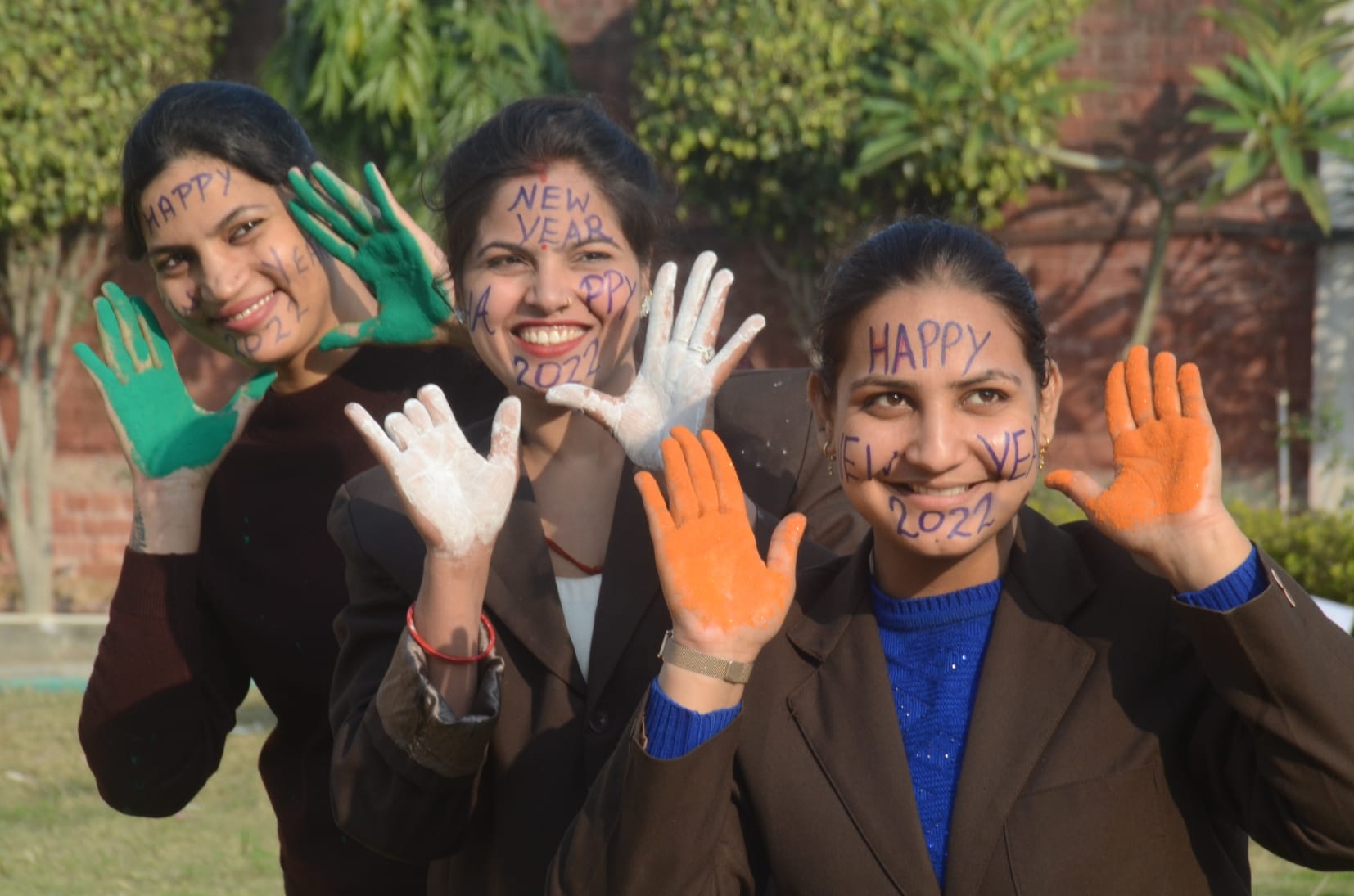 2022 में आपके जीवन में भरें  खुशियों के रंग,बागपत में नववर्ष के आगमन की तैयारियों को लेकर छात्राओं ने