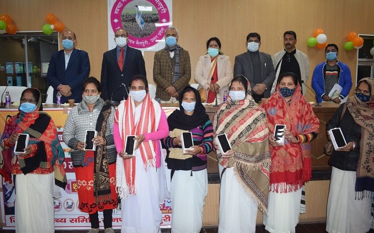 Asha Workers Reward Smartphones – 100 Asha reçoivent des smartphones avec le dialogue virtuel du ministre en chef