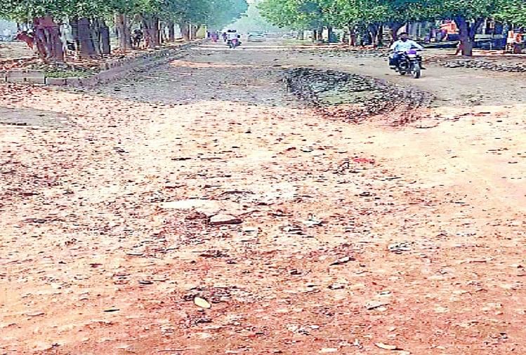 Nids-de-poule sur la route Bodla-sikandra à Agra – Quand ces nids-de-poule seront-ils remplis : Route de deux kilomètres à Tajnagri, même pas deux mètres à pied