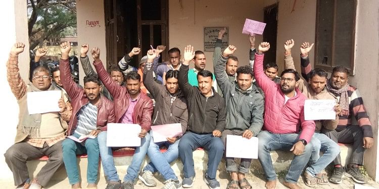 Les travailleurs contractuels de l’électricité ont organisé un sit-in