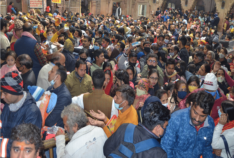 Kerumunan Besar Pemuja Krishana Dicapai Di Banke Bihari Mandir Vrindavan Mathura Untuk Perayaan Tahun Baru 2022