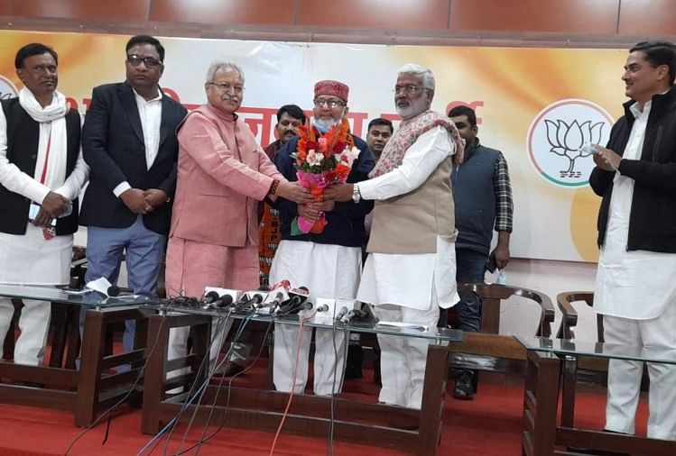 Up Election 2022 Gros revers pour le parti Samajwadi à Varanasi Mlc Shatrudra Prakash rejoint Bjp à Lucknow en présence de Swatantra Dev Singh