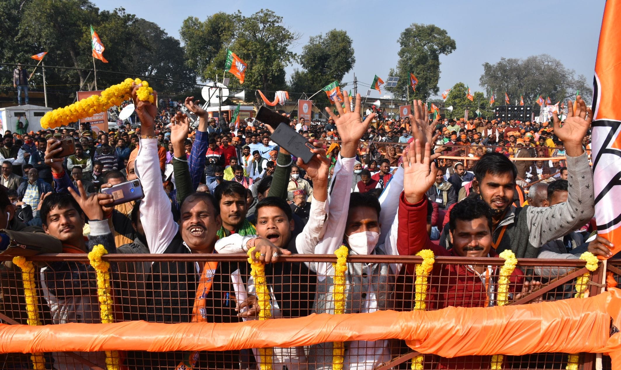 अयोध्या-जीआईसी में जन विश्वास रैली में मौजूद भाजपा कार्यकर्ता व अन्य लोग
