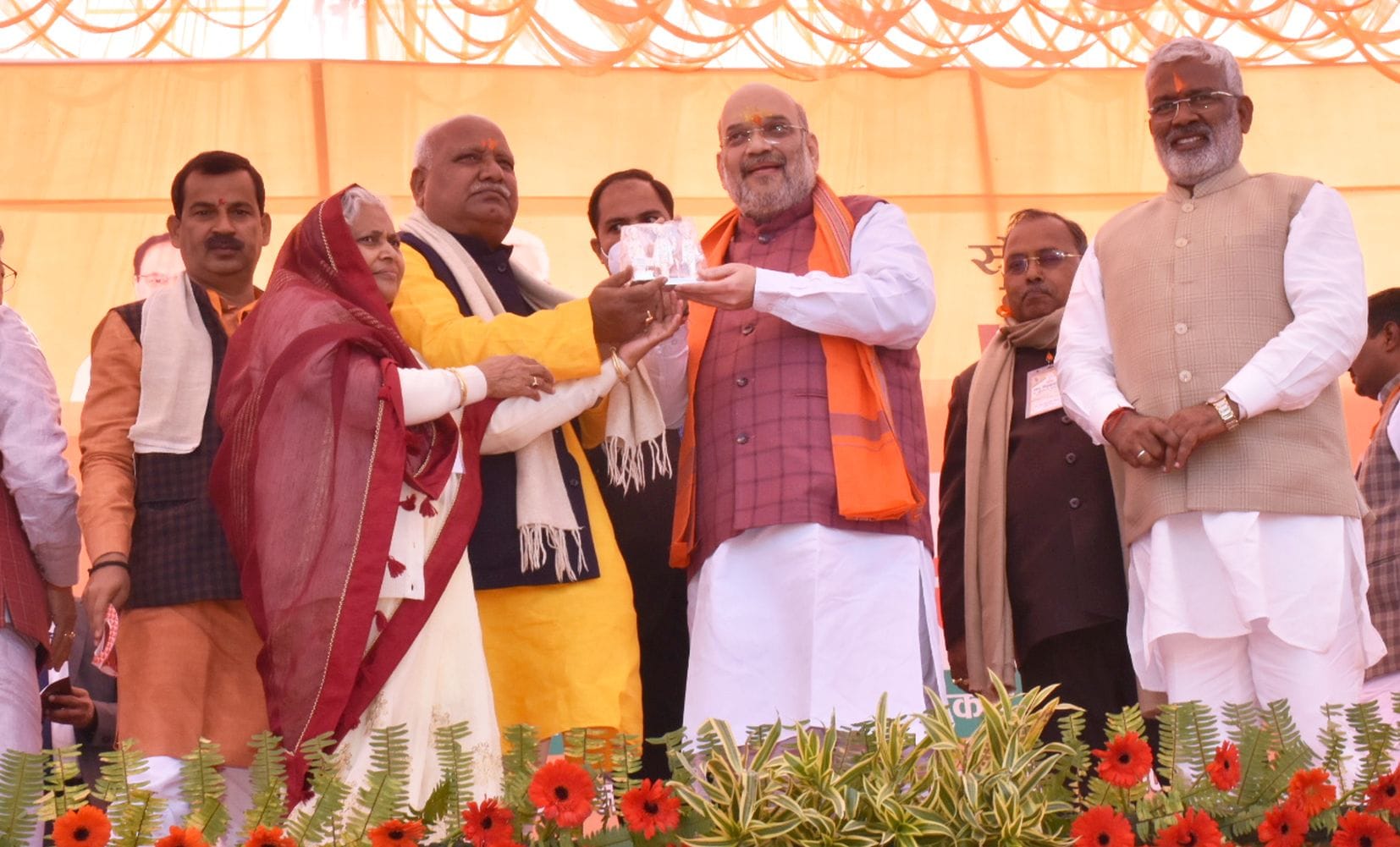 अयोध्या-जीआईसी में जन विश्वास रैली के बाद गृहमंत्री को रामदरबार भेंट करते सांसद लल्लू सिंह,महाप?
