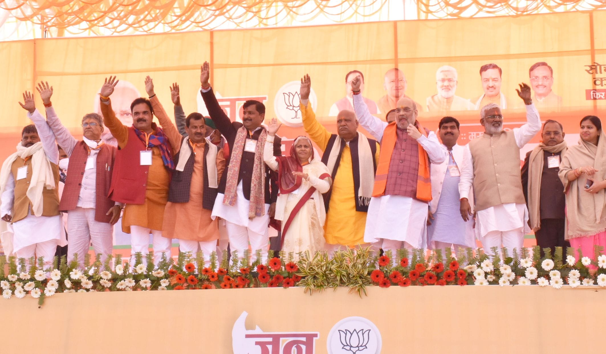 अयोध्या-जीआईसी में जन विश्वास रैली के बाद लोगो को हाथ हिलाकर अभिवादन स्वीकार करते गृहमंत्री अमि?