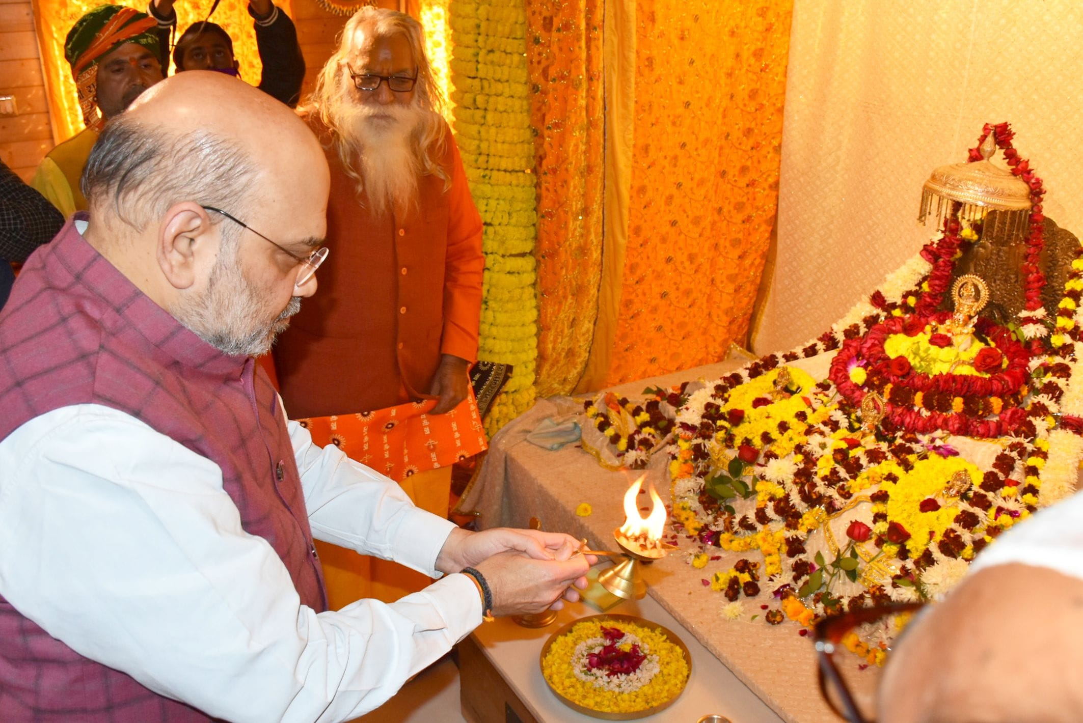 अयोध्या-रामलला की आरती उतारते गृहमंत्री अमित शाह