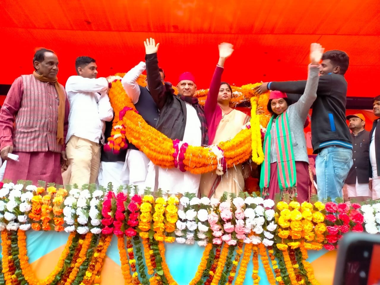 पारा हमीदपुर में आयोजित सपा की जनसभा में प्रदेश अध्यक्ष नरेश उत्तम व अद कमेरावादी की राष्ट्रीय उ?