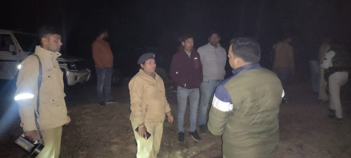 मौके पर मौजूद अफजलगढ़ सीओ सुनीता दहिया व अन्य।- मौके पर मौजूद अफजलगढ़ सीओ सुनीता दहिया व अन्य।-