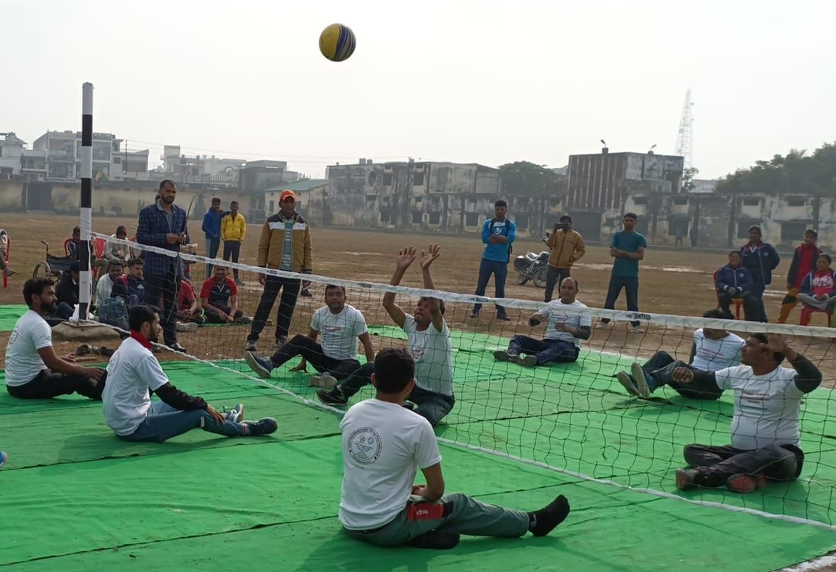 बाजपुर में बॉलीवाल प्रतियोगिता में भाग लेते दिव्यांग खिलाड़ी। बाजपुर में बॉलीवाल प्रतियोगिता में भाग लेते दिव्यांग खिलाड़ी।