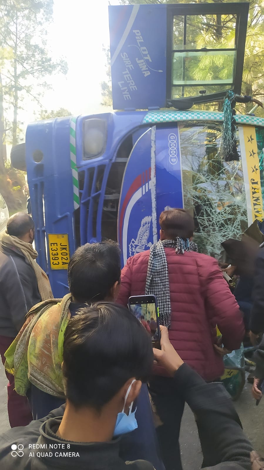 तेज रफ्तार बस सड़क पर पलटी के फोटो तेज रफ्तार बस सड़क पर पलटी के फोटो