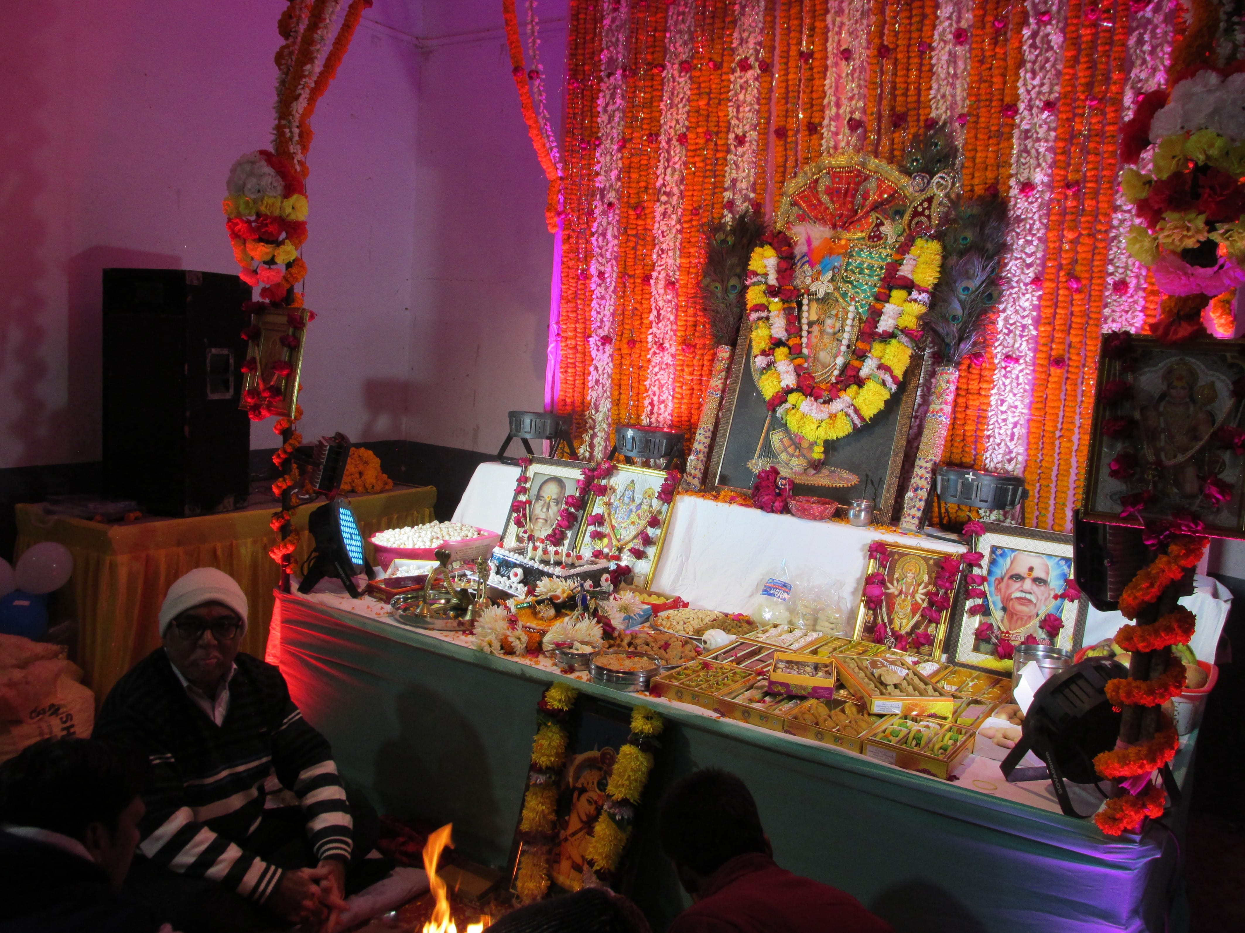 राबर्ट्सगंज रामलीला मैदान में खाटू श्याम की सजी प्रतिमा। राबर्ट्सगंज रामलीला मैदान में खाटू श्याम की सजी प्रतिमा।