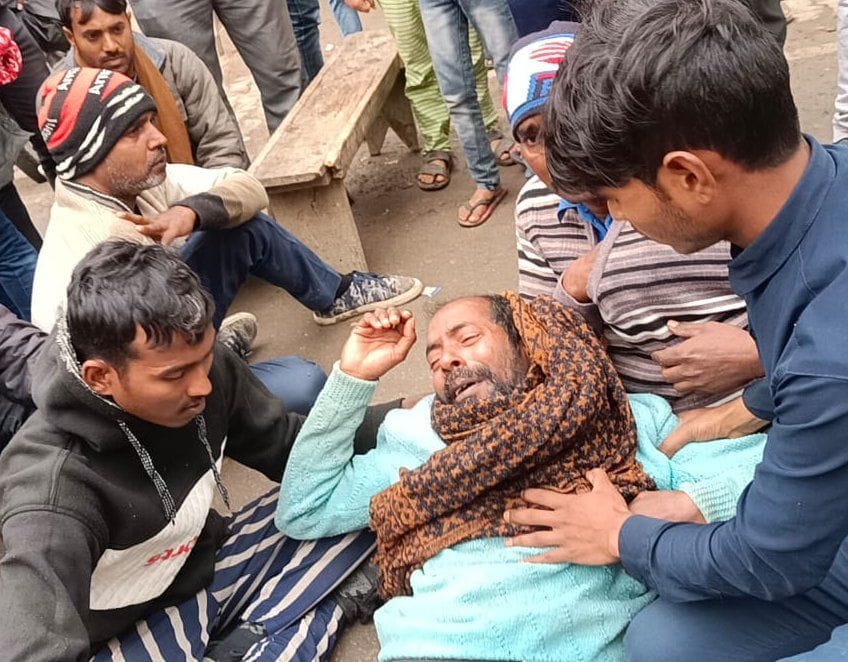 पट्टी के बीबीपुर में सड़क हादसे में युवक की मौत के बाद बिलखते परिजन। संवाद