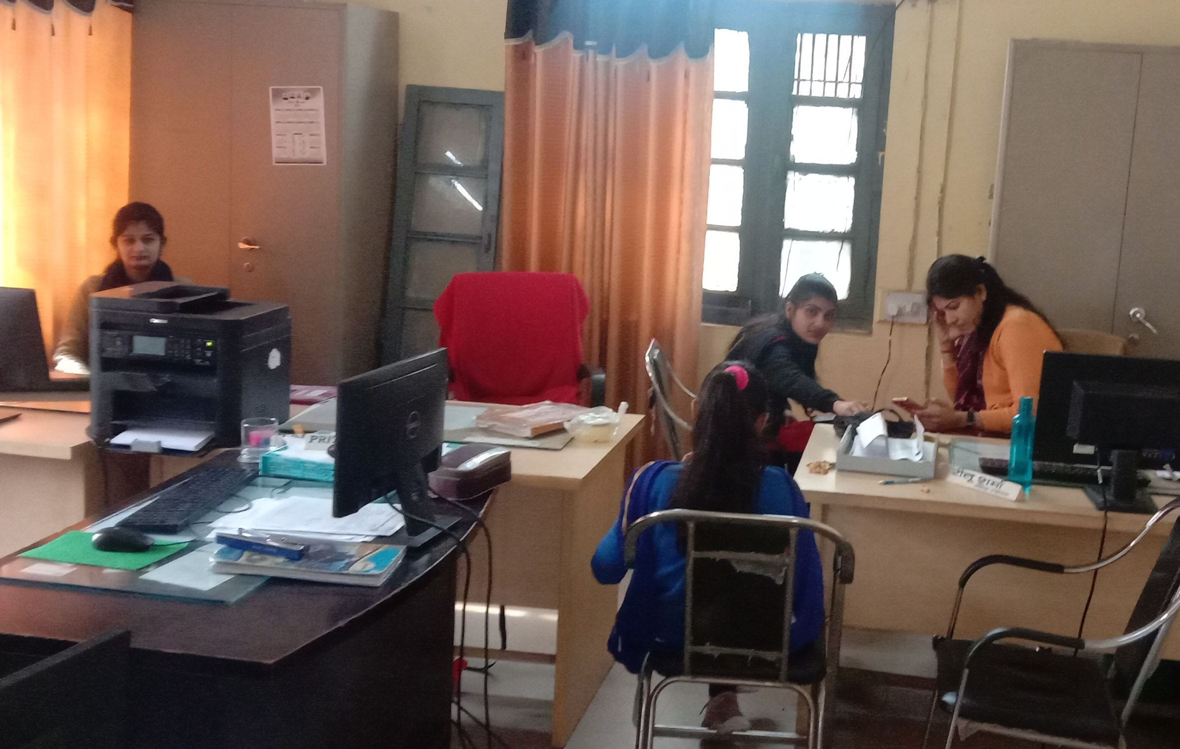 बीडीपीओ कार्यालय स्थापना शाखा में बिन मास्क मौजूद कर्मचारी और दो लोग। बीडीपीओ कार्यालय स्थापना शाखा में बिन मास्क मौजूद कर्मचारी और दो लोग।