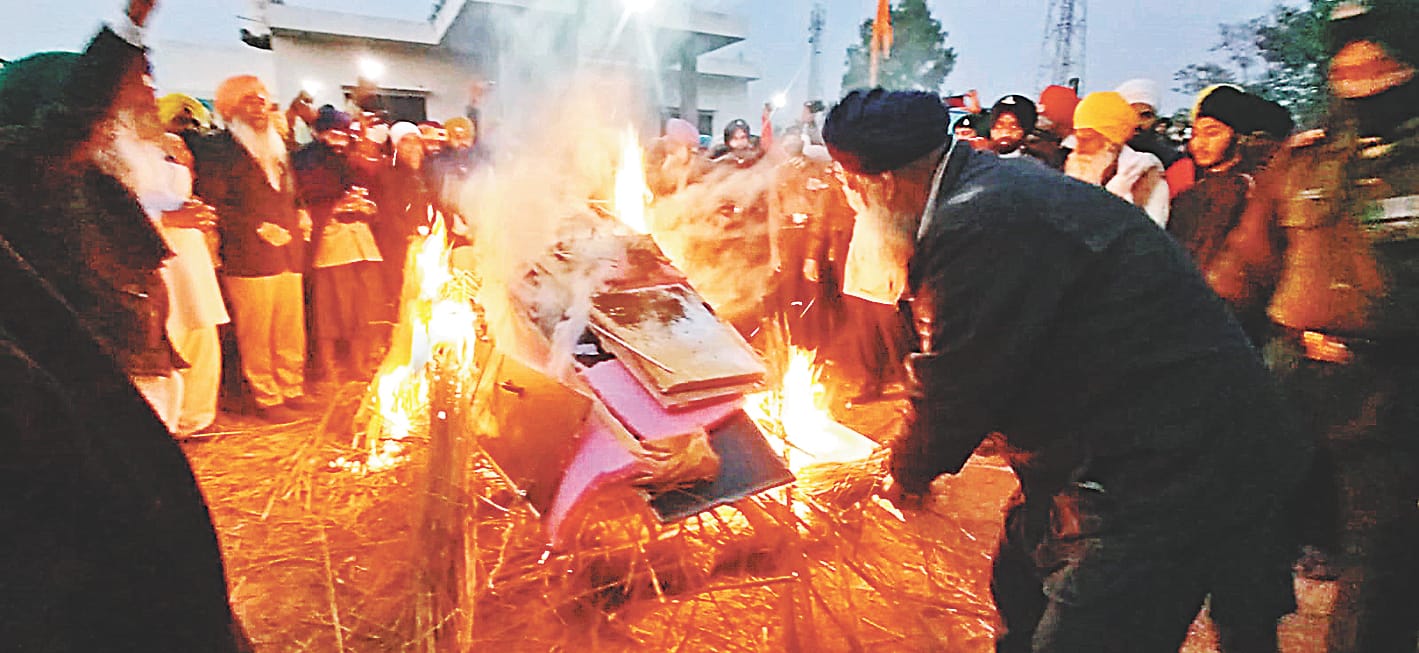 लांस नायक जसबीर सिंह को मुखाग्नि भेंट करते पिता।