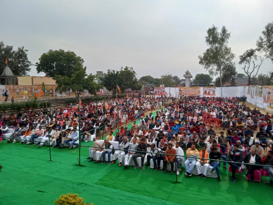 रतनपुरी में भाजपा किसान महासम्मेलन में मौजूद किसान व कार्यकर्ता रतनपुरी में भाजपा किसान महासम्मेलन में मौजूद किसान व कार्यकर्ता