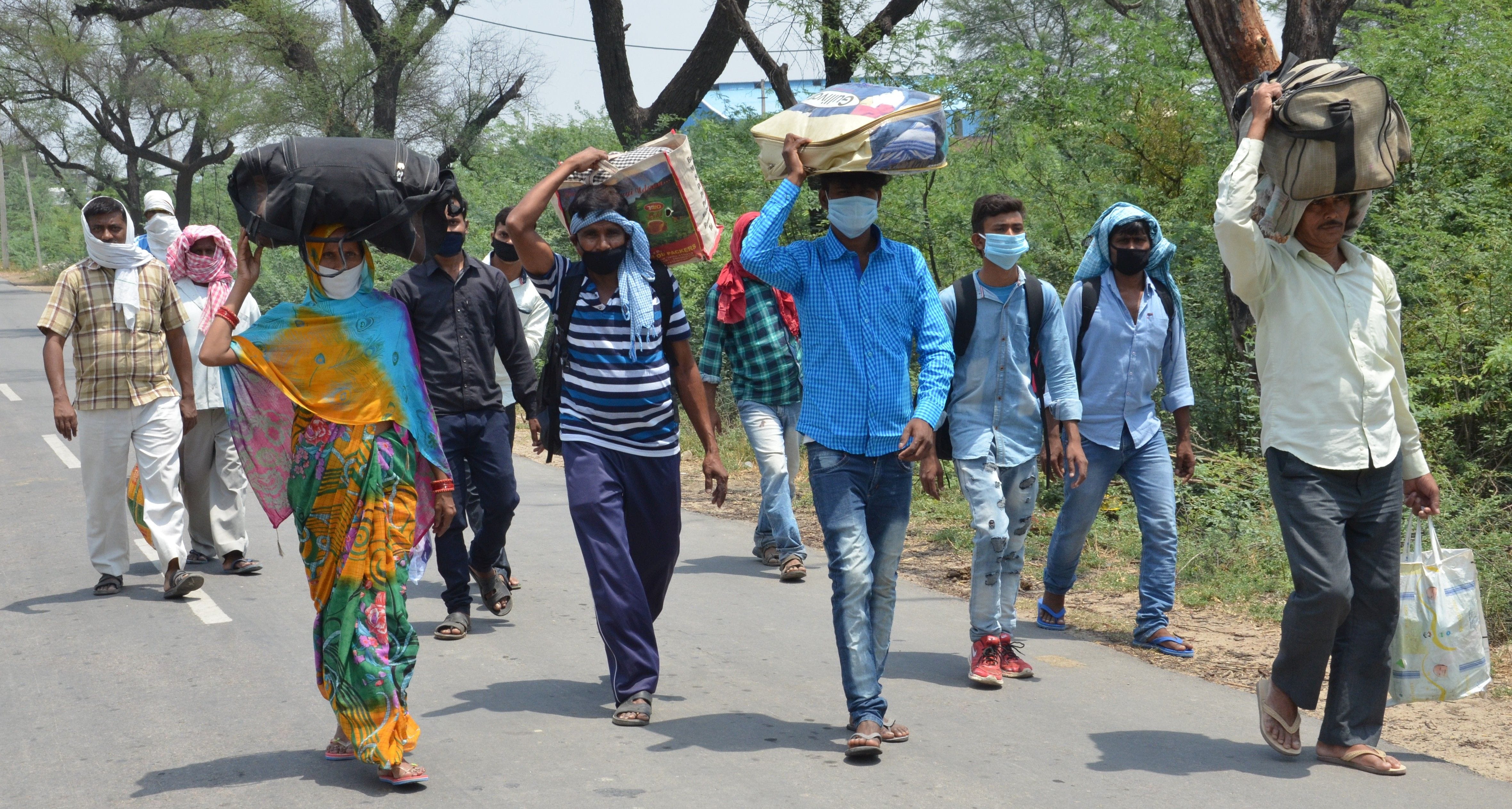 लॉकडाउन के दौरान अपने घर लौटते प्रवासी मजदूर। फाइल फोटो। संवाद 