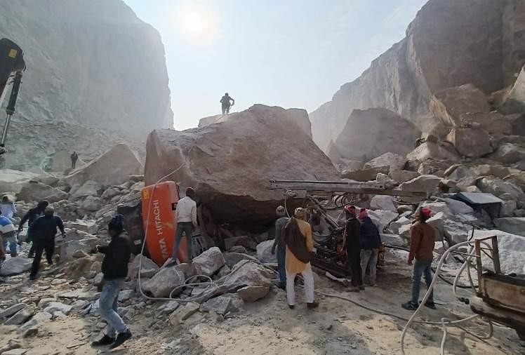 Pictures Of Rescue Work In Bhiwani Mining Accident - भिवानी में हादसा: पहाड़ गिरते ही मची चीख पुकार, मलबे में दबे मजदूरों को बचाने दौड़े साथी, देखें तस्वीरें - Amar ...